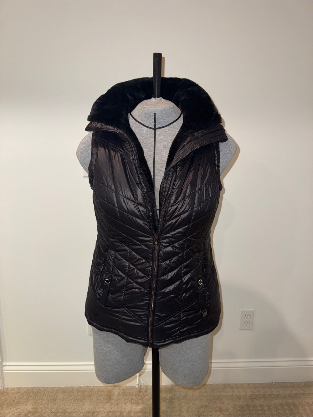Michael Kors Black Quilted Vest with Faux-Fur Collar - Picture 1 of 3